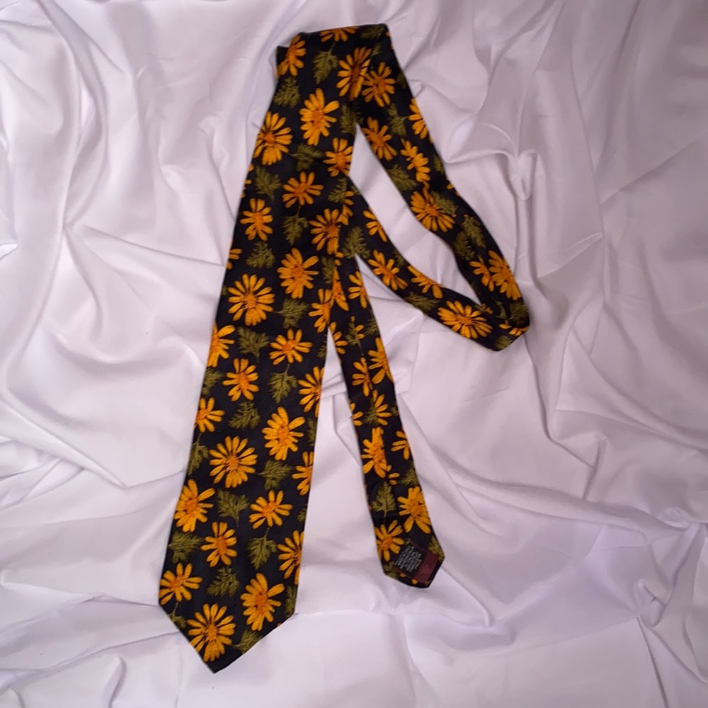 Neck Tie - Silk navy blue with yellow daisy flowers